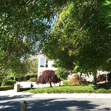 Sweet Home By The Golf Course Canberra Exterior foto