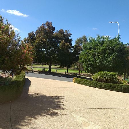 Sweet Home By The Golf Course Canberra Exterior foto