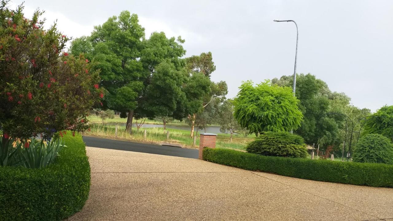 Sweet Home By The Golf Course Canberra Exterior foto
