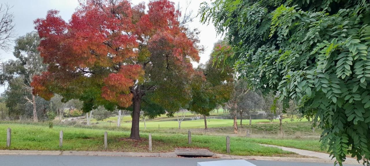 Sweet Home By The Golf Course Canberra Exterior foto